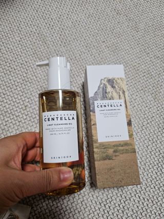 스킨1004 [SKIN1004] 마다가스카르 센텔라 라이트 클렌징 오일 200ml — 5점을 준 리뷰어가 2024년 7월 올린 사용 사진