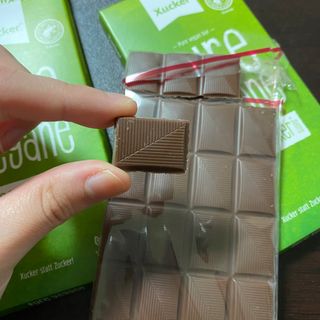 당류2g 자일리톨로 단맛을낸 슈카 퓨어비건 무설탕초콜릿 Xucker vegan 2개입 — 4점을 준 리뷰어가 2021년 4월 올린 사용 사진