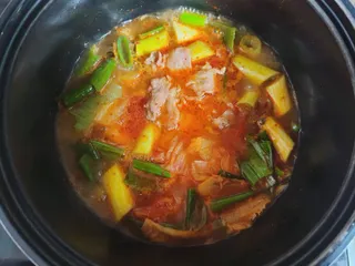 [푸딩팩토리] 얼큰김치수제비 350g  / 우삼겹 김치찌개 185g — 4.5점을 준 리뷰어가 2022년 10월 올린 사용 사진