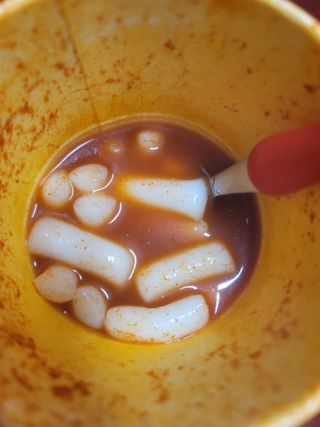 유비쿡 컵떡볶이 매운컵떡볶이2개/ 짜장컵떡볶이 2개  총 4개세트 — 5점을 준 리뷰어가 2021년 3월 올린 사용 사진