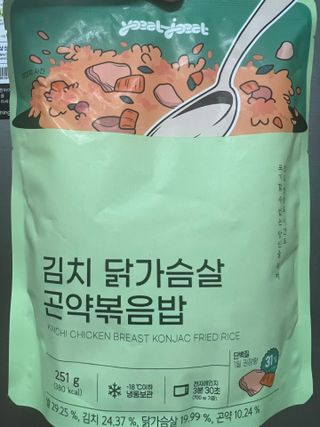 [푸딩팩토리] 요잇조잇 닭갈비 닭가슴살/김치 닭가슴살 곤약볶음밥 2종 (김치볶음밥 2개 닭갈비 볶음밥 1개) — 3.5점을 준 리뷰어가 2022년 8월 올린 사용 사진