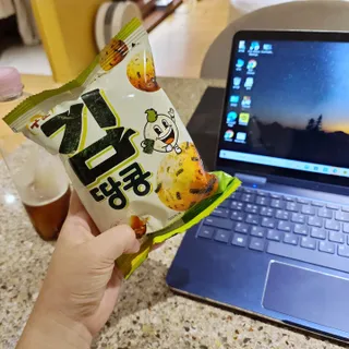 오리온 오징어땅콩의 짭짤고소 신제품, 구운김땅콩 — 4점을 준 리뷰어가 2022년 5월 올린 사용 사진