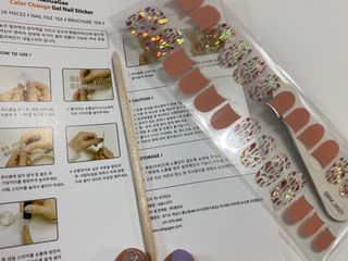 [네일가게] 햇빛에 닿으면 색이 변하는 신기한 햇살 반전 네일스티커_B — 4.5점을 준 리뷰어가 2021년 8월 올린 사용 사진
