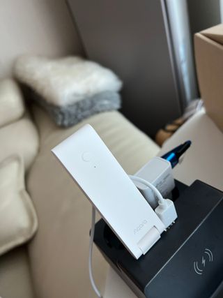아카라 조명 스위치를 누워서 끄는 방법 (스마트 조명 스위치 2구 + 무선 리모트 스위치 1구 T1, 스마트 허브 E1) — 4점을 준 리뷰어가 2021년 12월 올린 사용 사진