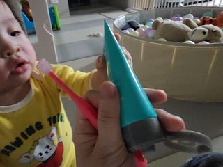 치과에서 쓰는 치약 _ 라벨제로 저불소 꼬마, 키즈, 유아, 베이비, 주니어 안전한 어린이치약 — 5점을 준 리뷰어가 2023년 2월 올린 사용 사진