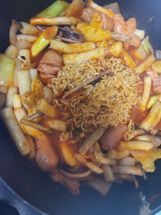 빨간키트 떡볶이 밀키트 2~3인분 매운맛 국물 떡볶이 만들기 쉬운 황금 레시피 분말 소스로 간편한 요리 — 3.5점을 준 리뷰어가 2021년 10월 올린 사용 사진