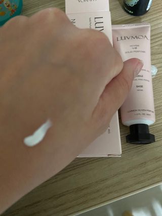 러브모아 향수 고체향수 승무원 고체향수 바르는 향수 니치향수 도손 우드세이지 앤 씨솔트 — 5점을 준 리뷰어가 2022년 10월 올린 사용 사진