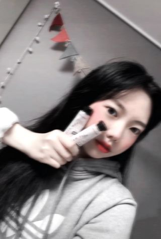 멈칫(MUMCHIT) 넥퍼퓸 NECKPERFUME 2가지 향 — 5점을 준 리뷰어가 2021년 11월 올린 사용 사진