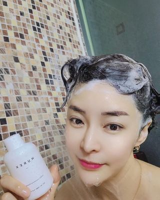 [HUREX] 휴렉스 볼류마이징 탈모완화 기능성 샴푸 본품+휴대용 — 4.5점을 준 리뷰어가 2021년 8월 올린 사용 사진