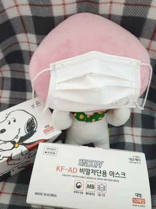 JHWORLD 스누피 마스크 정품 스누피 KF-AD 국내 비말차단 아동용 성인용 일회용 덴탈마스크 50매 — 5점을 준 리뷰어가 2021년 6월 올린 사용 사진