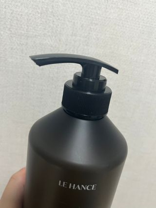 르핸스 퍼포밍 5 샴푸 비반트 포렛/베티버 포그 — 5점을 준 리뷰어가 2023년 2월 올린 사용 사진