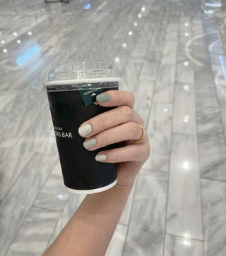 데싱디바 글레이즈 젤네일 스노쿨링 네일_5종 중 택 1 — 4.5점을 준 리뷰어가 2021년 8월 올린 사용 사진