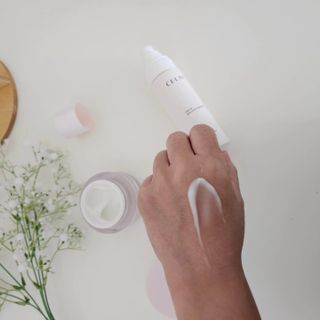 프리마인 바르기만 하면 철벽 스킨케어+24시간 마스크팩 효과. 셀라브 리제너레이팅 시스템 부스터+크림 세트 — 5점을 준 리뷰어가 2023년 5월 올린 사용 사진