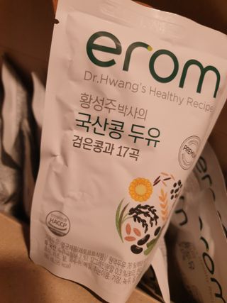 이롬 황성주 박사의 국산콩 두유 검은콩과 17곡 프리미엄 — 5점을 준 리뷰어가 2021년 5월 올린 사용 사진