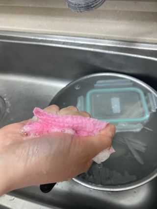 위케어 일회용 향균 수세미 50매 2롤 세트 총 100매 Pink — 4점을 준 리뷰어가 2021년 2월 올린 사용 사진