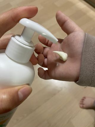 mom e 맘이 내추럴 베이비 케어 샴푸앤바스+로션 — 4점을 준 리뷰어가 2021년 1월 올린 사용 사진