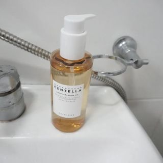스킨1004 [SKIN1004] 마다가스카르 센텔라 라이트 클렌징 오일 200ml — 5점을 준 리뷰어가 2024년 8월 올린 사용 사진