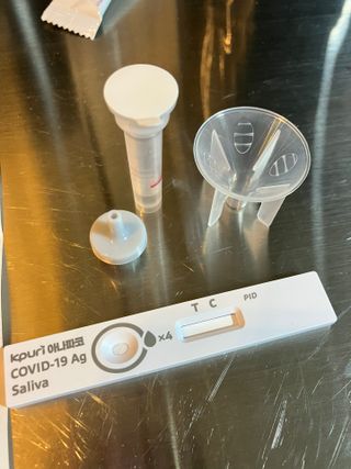 케이퓨리 아나파코 코로나 타액 자가 진단키트 1회분 3개 — 5점을 준 리뷰어가 2023년 4월 올린 사용 사진