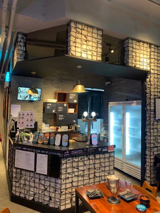 [교촌치킨 영등포역점] 치킨 메뉴 중 택1 — 4점을 준 리뷰어가 2021년 1월 올린 사용 사진