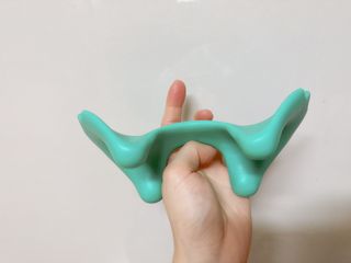 힐니스북 [힐마이넥]   거북목 통증완화를 위한 휴대용 목 안마기 — 4.5점을 준 리뷰어가 2022년 12월 올린 사용 사진