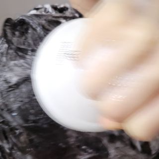 유메이 웰니스 샴푸 + 유메이 스칼프 브러쉬 — 5점을 준 리뷰어가 2022년 1월 올린 사용 사진
