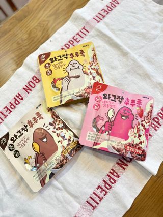 스낵스 와그작후루룩 3종_카카오2봉+아몬드2봉+딸기2봉 (총 6봉) — 5점을 준 리뷰어가 2024년 2월 올린 사용 사진