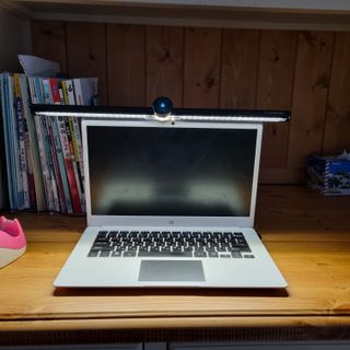 TOMO GRAPHY 나 있을땐 환한 조명 나 없을땐 확실한 살균 ★ DESK LIGHT & STERILIZER [ON] ★ — 5점을 준 리뷰어가 2021년 11월 올린 사용 사진