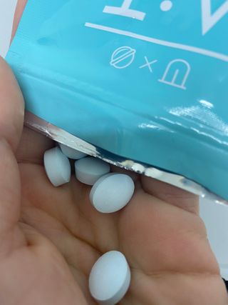 입 냄새 완화에 도움을 주는 에티켓 캔디 앳캔디 스트롱민트 — 5점을 준 리뷰어가 2021년 3월 올린 사용 사진