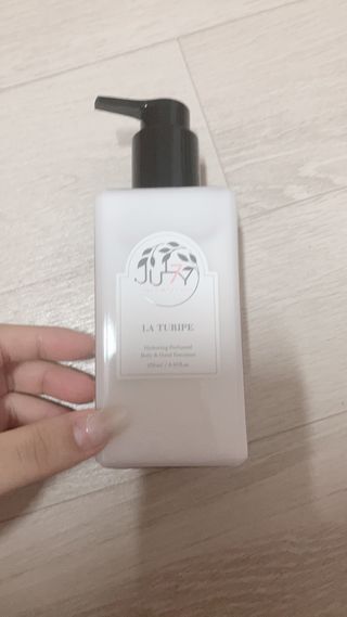 줄라이 모닝 _ JULY MORNING 줄라이모닝 하이드레이팅 퍼퓸드 바디앤핸드 에멀젼 — 4점을 준 리뷰어가 2021년 9월 올린 사용 사진