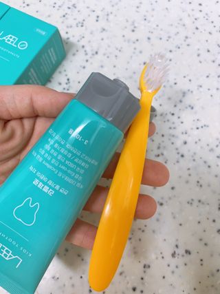 치과에서 쓰는 치약 _ 라벨제로 저불소 꼬마, 키즈, 유아, 베이비, 주니어 안전한 어린이치약 — 5점을 준 리뷰어가 2022년 10월 올린 사용 사진