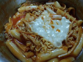 더밥  고추마녀 라볶이 +  나이스미 무설탕 현미후레이크 — 4점을 준 리뷰어가 2021년 10월 올린 사용 사진