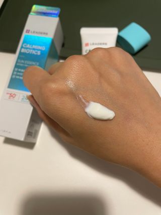리더스코스메틱 리더스 카밍 바이오틱스 선 에센스 SPF 50+ PA++++ — 5점을 준 리뷰어가 2022년 8월 올린 사용 사진
