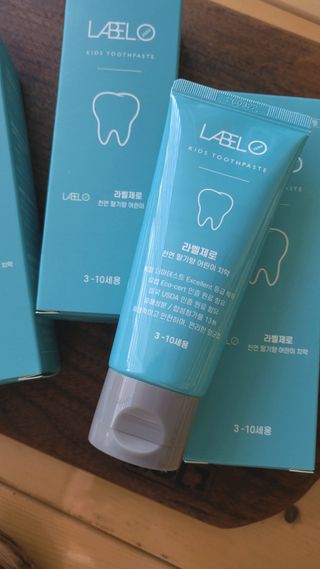 치과에서 쓰는 치약 _ 라벨제로 저불소 꼬마, 키즈, 유아, 베이비, 주니어 안전한 어린이치약 — 5점을 준 리뷰어가 2022년 10월 올린 사용 사진