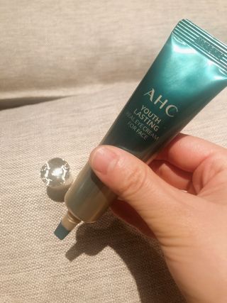 [NEW 탄력유턴 아이크림] AHC 유스 래스팅 리얼 아이크림 포 페이스 — 4.5점을 준 리뷰어가 2021년 3월 올린 사용 사진