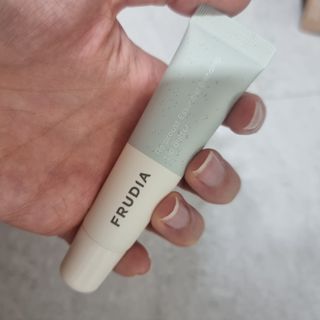 [후르디아] 올리브영 착한보습 비건 립버터 2종 — 5점을 준 리뷰어가 2023년 1월 올린 사용 사진