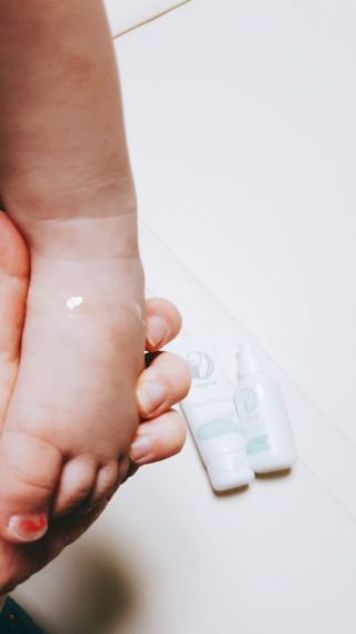 mom e 맘이 내추럴 베이비 케어 크림+바디오일 — 5점을 준 리뷰어가 2021년 1월 올린 사용 사진