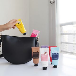 쿤달 BT21 시어버터 앤 마카다미아 퓨어 핸드크림 50ml 7구 기프트 세트 — 5점을 준 리뷰어가 2021년 3월 올린 사용 사진