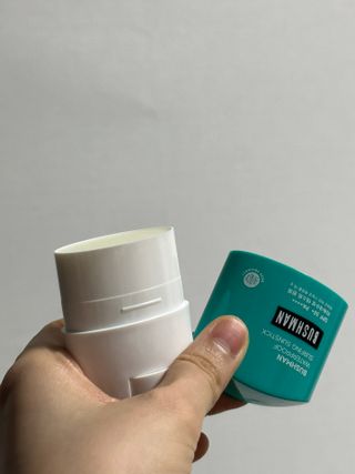 부쉬맨 워터프루프 서핑 선스틱 16g SPF50+ PA++++ — 5점을 준 리뷰어가 2023년 4월 올린 사용 사진