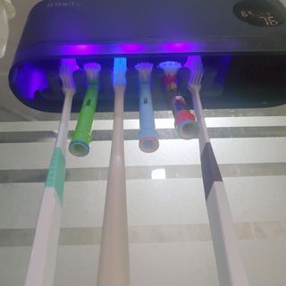 디하우트 랩 디하우트랩 UV 무선 칫솔살균기하루 8회 자동 살균 — 5점을 준 리뷰어가 2021년 11월 올린 사용 사진