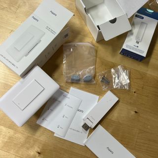 아카라 조명 스위치를 누워서 끄는 방법 (스마트 조명 스위치 2구 + 무선 리모트 스위치 1구 T1, 스마트 허브 E1) — 5점을 준 리뷰어가 2021년 12월 올린 사용 사진