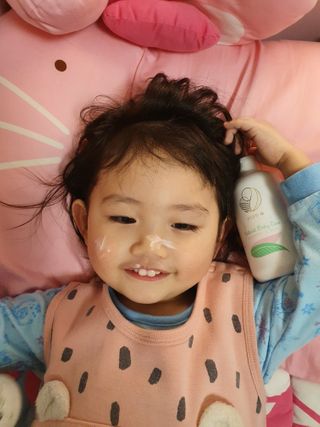mom e 맘이 내추럴 베이비 케어 샴푸앤바스+로션 — 5점을 준 리뷰어가 2021년 1월 올린 사용 사진