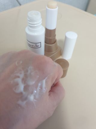 더사가오브수 [사가수] 효혜윤 보태니컬 에너지 에센스인로션 20ml /아이포올 스틱 3g — 5점을 준 리뷰어가 2023년 3월 올린 사용 사진