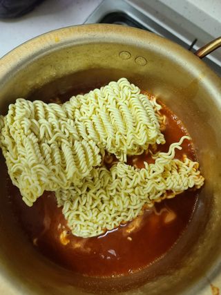 더밥  고추마녀 라볶이 +  나이스미 무설탕 현미후레이크 — 5점을 준 리뷰어가 2021년 10월 올린 사용 사진