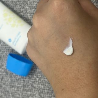 틱톡 [후르디아] 백탁NO! 화잘먹 수분광 선 에센스✨ — 5점을 준 리뷰어가 2023년 6월 올린 사용 사진