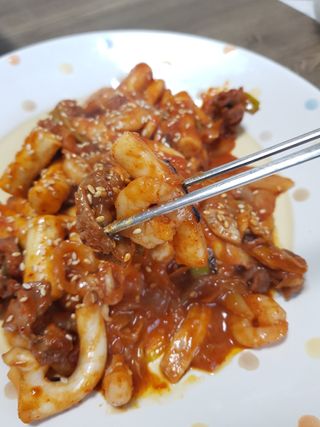 화끈한녀석들 새오똥400g 새우,오징어,똥집 볶음요리 소스,밀떡, 참기름 포함 — 4점을 준 리뷰어가 2022년 12월 올린 사용 사진
