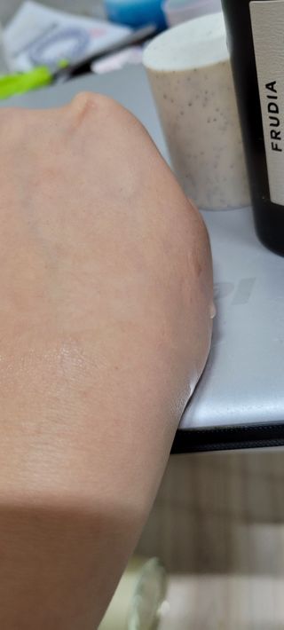 [후르디아] 묻어남NO 비건 메이크업 픽서 — 3점을 준 리뷰어가 2021년 10월 올린 사용 사진