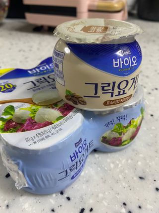 매일바이오 그릭요거트 오리지널 플레인 4개, 로스터리 커피믹스 4개 — 4점을 준 리뷰어가 2021년 12월 올린 사용 사진