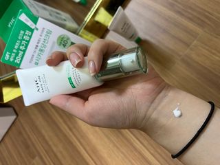 [AHC] 세이프온 에센스 선크림 올리브영 스페셜 증정 기획세트 — 4.5점을 준 리뷰어가 2022년 6월 올린 사용 사진