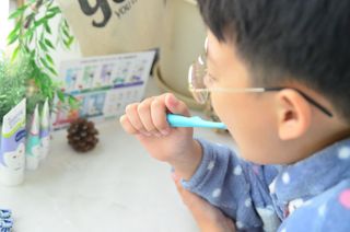 닥터데디스 안심저불소 키즈치약 (라즈베리, 청포도향 중 택 1) 60g +  여행용 미니 치약 15g — 5점을 준 리뷰어가 2022년 10월 올린 사용 사진