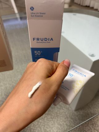 틱톡 [후르디아] 백탁NO! 화잘먹 수분광 선 에센스✨ — 5점을 준 리뷰어가 2023년 5월 올린 사용 사진